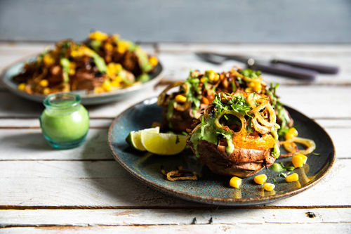 Süßkartoffel mit BBQ-Jackfrucht-Füllung mit Mais und Avocadocreme