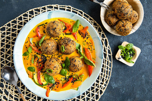 Quinoa-Knusperbällchen an Curry mit Gemüse, Korma-Paste und Kokosmilch