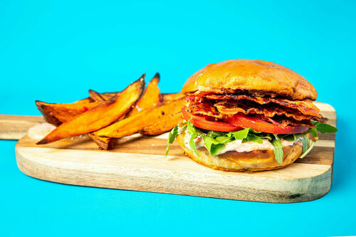 Pikanter Sambal-Bacon-Burger mit Süßkartoffelpommes