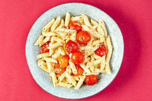 Trüffelpasta mit Feta aus dem Ofen und geschmorten Kirschtomaten