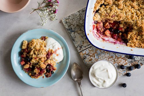 Blaubeer-Apfel-Crumble mit Kokos und cremigem Rahmjoghurt