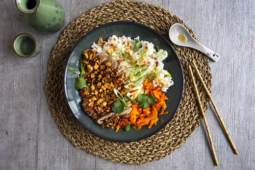 Asiatische Schweinesteak-Bowl mit Karotten, Erdnüssen und Sushireis