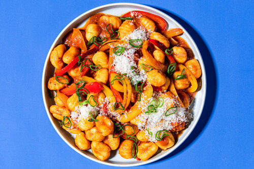 Gnocchi-Pfanne im Fajita-Style mit bunter Paprika und Lauchzwiebeln