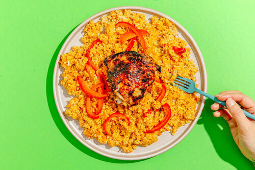 Hähnchenkeule mit aromatischer Glasur dazu Bulgur in Paprikasauce