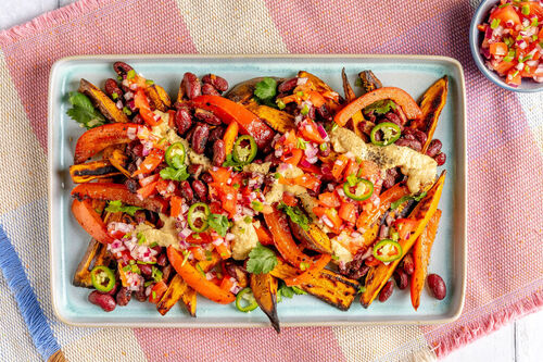 Mexikanische „Loaded Sweet Potato Fries“ mit veganem Cashewdip und Tomatensalsa