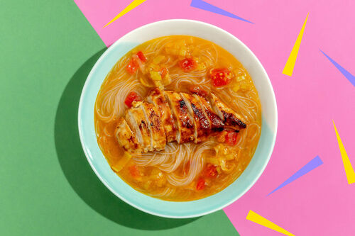 Hoisin-Hähnchen auf würziger Brühe mit Tomaten, Lauch und Glasnudeln