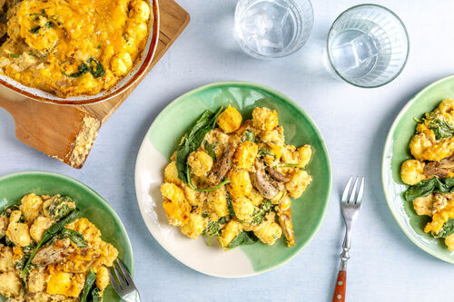 Cremiger Hähnchen-Spinat-Auflauf mit Gnocchi und Blumenkohl-Käse-Sauce