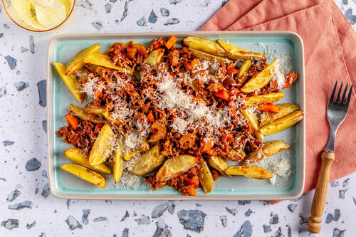„Loaded Fries“ mit Bio-Bolognese und aromatischem Gemüse