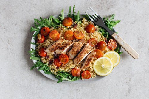 Orientalisches Hähnchenfilet mit Rucola-Bulgur und Kirschtomaten