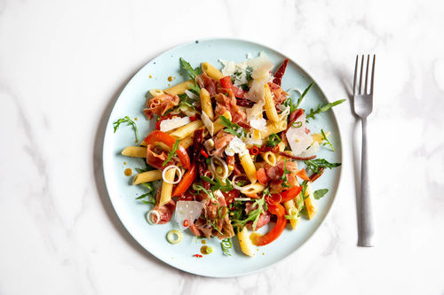 Sommerlicher Rucola-Pasta-Salat mit Prosciutto und getrockneten Tomaten