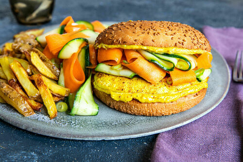 RS Asiatischer Hähnchen-Burger mit Karotten-Zucchini-Salat und Pommes