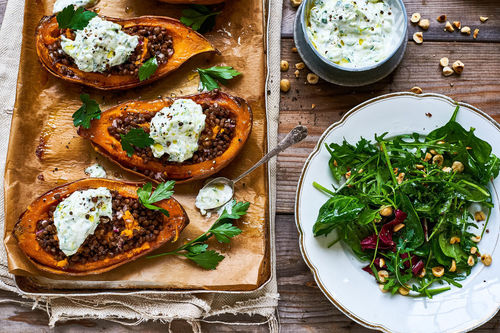 Süßkartoffeln aus dem Ofen mit Linsen und Gurken-Kräuter-Dip
