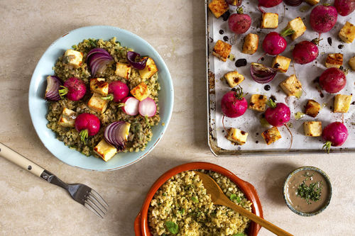 Gebackene Radieschen mit Halloumi dazu Bulgur und Tahini-Minze-Sauce
