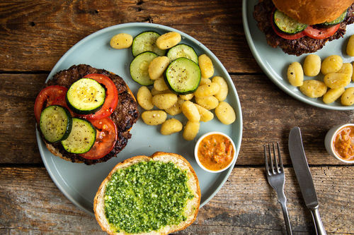 Burger mit Pesto und Tomaten dazu gebackene Gnocchi und Zucchini