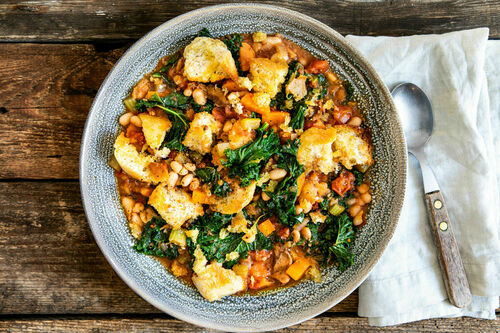 Toskanische Grünkohl-Brot-Suppe mit weißen Bohnen und Karotte
