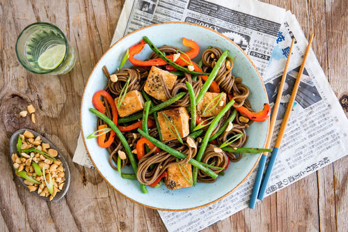 Sobanudel-Gemüse-Pfanne mit Tofu mit würziger Bohnensauce und Erdnüssen