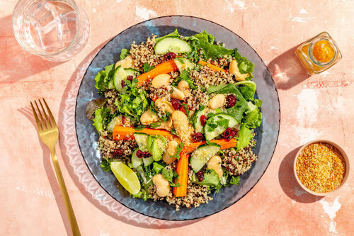 Quinoa-Bohnen-Salat mit Kokosraspel mit gebackenen Karotten und Cranberrys