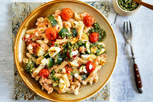 High-Protein-Penne mit Feta mit cremiger Sauce und Walnussgremolata