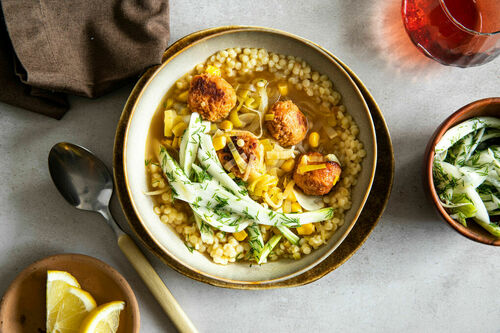 „Hackbällchen“ in Fenchel-Lauch-Suppe vegan mit Perlencouscous und Zitrone
