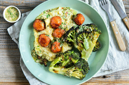 Vegane Hackklößchen mit Chimichurri serviert mit Kartoffelpüree und Brokkoli