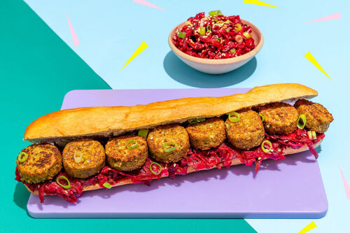 Falafelsandwich mit Roter Bete mit Sesam und Lauchzwiebeln