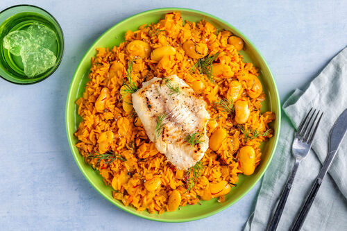 Zartes Kabeljaufilet mit Dill auf Safran-Fenchel-Reis mit weißen Bohnen