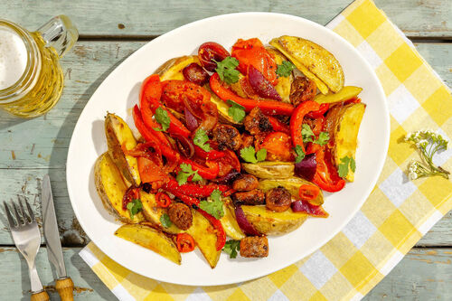 Vegane Chorizo peruanische Art auf Ofenkartoffeln mit würziger Gemüsepfanne