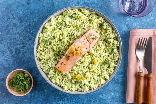 Pochiertes Lachsfilet auf lockerem Vollkornreis mit Dill
