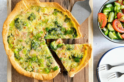 RS Brokkoli-Lachs-Flammkuchen mit Tomaten-Gurken-Salat