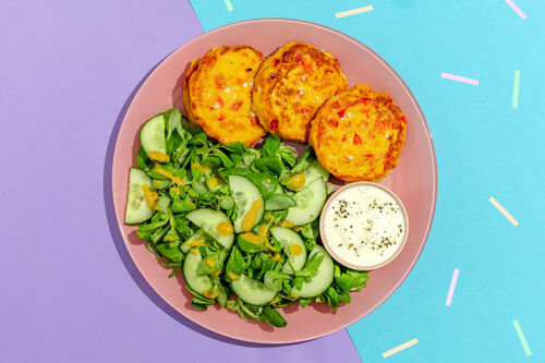 Kichererbsenpuffer mit Sour-Cream-Dip an Feldsalat mit knackiger Gurke