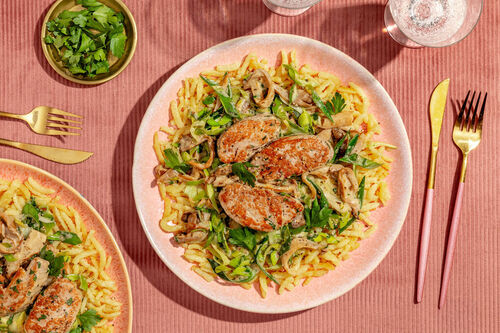 Schweinefilet in cremiger Sauce mit Austernpilzen und Lauch an Spätzle