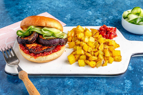Auberginen-Miso-Burger mit Gurken und Zwiebelrelish
