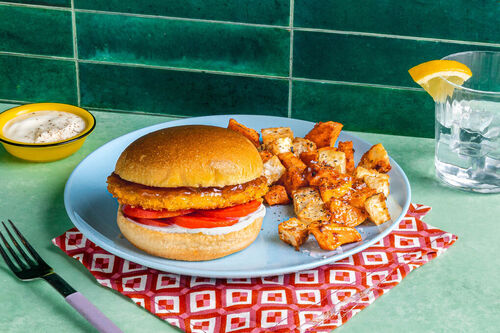 Indischer High-Protein-„Hähnchen“-Burger mit Ofengemüse und Knoblauch-Joghurt-Dip