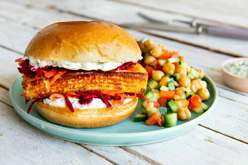 High-Protein-Paneerburger mit bunten Karotten dazu Kichererbsensalat und Raita