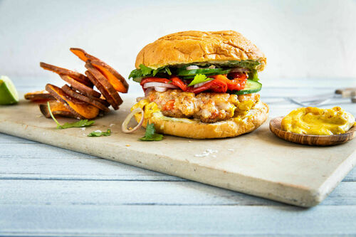 Indischer Garnelenburger auf High-Protein-Bun mit Süßkartoffeln und Currymayonnaise
