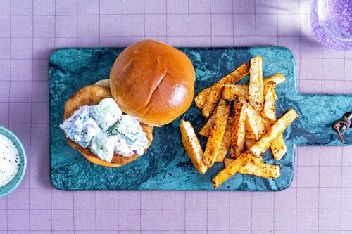 High-Protein-Burger mit Bio-Rindfleisch dazu würzige Selleriepommes