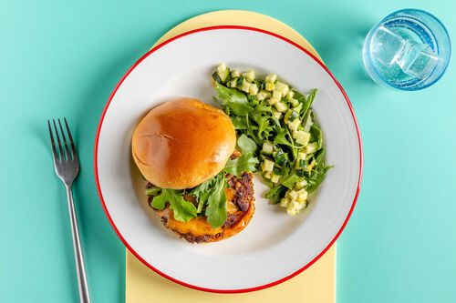 High-Protein-Cheeseburger mit Cajun-Dip und grünem Salat mit Mangodressing