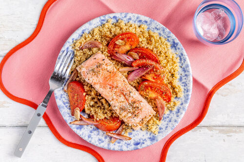 Saftiges Lachsfilet auf Bulgur mit Tomaten und Schalotten