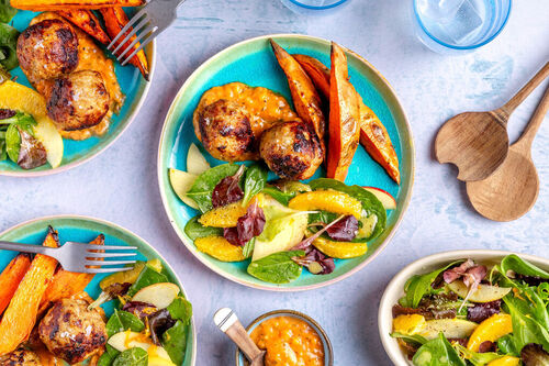 Frikadellen vom Schwein mit Süßkartoffeln und Apfel-Orangen-Salat