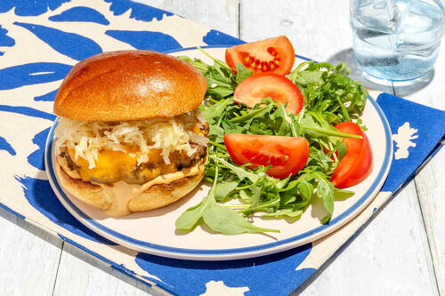 Sauerkraut-Rindfleisch-Burger mit Rucola-Tomaten-Salat