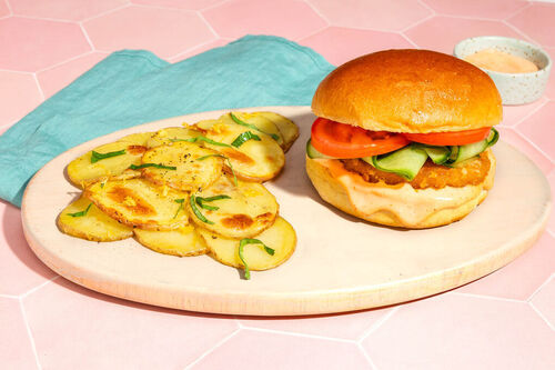 Chicken Burger vegan mit Ofenkartoffeln und Sriracha-Mayo