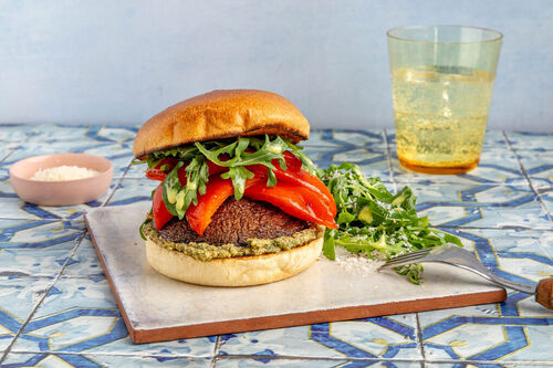 Portobelloburger mit Paprika und Pesto dazu würziger Rucolasalat mit Käse