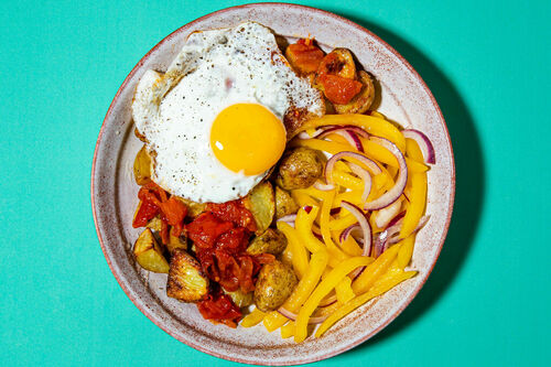 Spiegelei mit pikanten Kartoffeln und frischem Paprika-Zwiebel-Salat