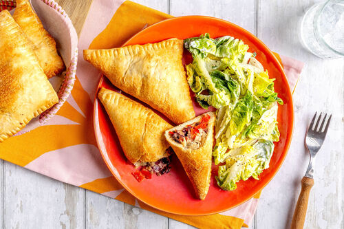Argentinische Gemüse-Empanadas mit karamellisierten Zwiebeln und Dip