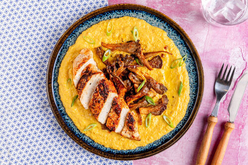 Bio-Hähnchen auf Mais-Miso-Püree mit gebratenen Austernpilzen und Lauchzwiebel