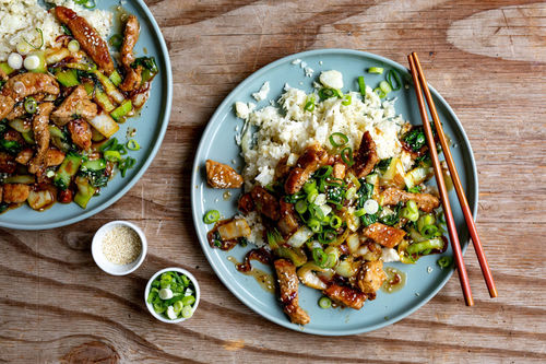 RS Wokpfanne mit veganem „Hähnchen“ mit Pak Choi und Blumenkohlreis
