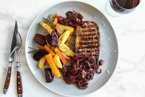 RS Veganes Steak mit Zwiebelsauce und buntem Ofengemüse mit Rosmarin
