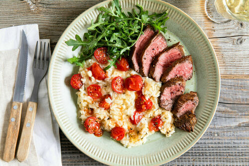 Risotto mit Veggie-Steak und gerösteten Rosmarin-Tomaten