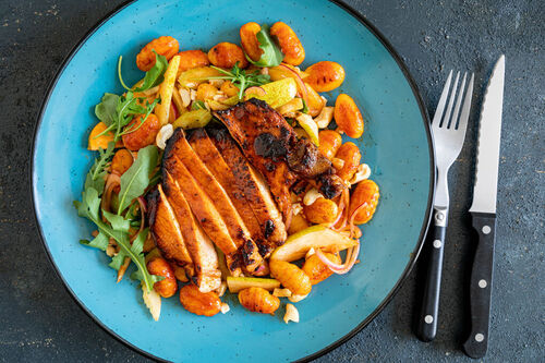 Glasiertes Veggie-Steak mit asiatischem Gnocchisalat