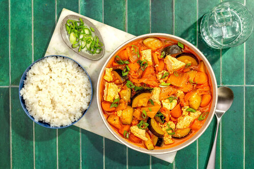 Scharfer Gemüseeintopf mit Tofu und Kimchi serviert mit Sushireis